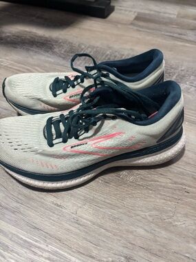 Brooks Glycerin 19 Size 9.5Women’s Running Shoes in Sage Green with Coral Accent